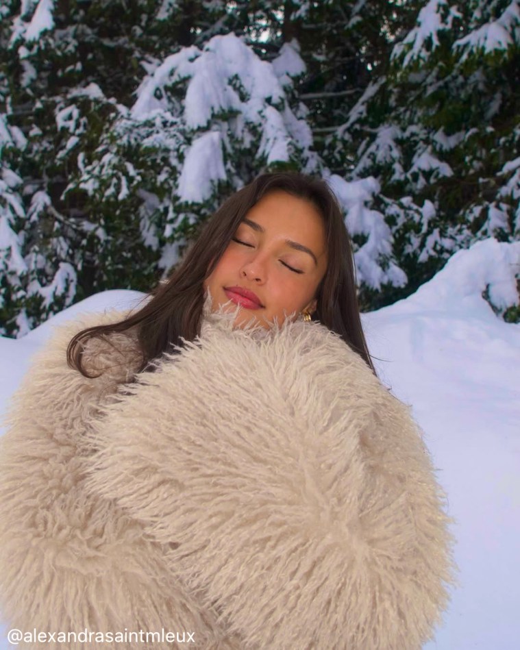 Mistletoe Makeup: The Holiday Trend Everyone’s&nbsp;Trying