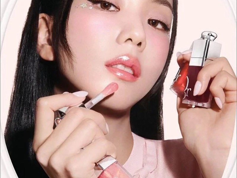 The Beauty Report: Jisoo Fronts Dior Addict’s Soft Spoken Beauty Era for&nbsp;2026